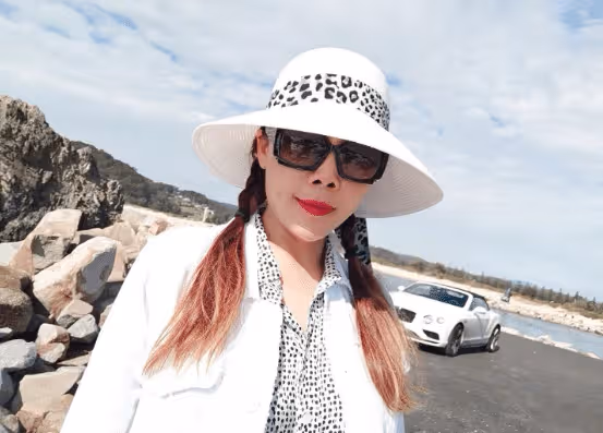 54歲田震近況曝光，臉部浮腫不自然，無兒無女自在遊玩，定居海外