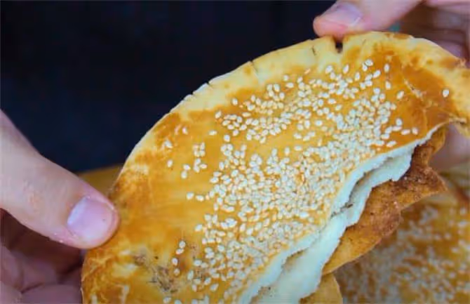 自製吊爐燒餅，外脆里軟自帶大口袋，夾菜直接吃，咋吃都好吃