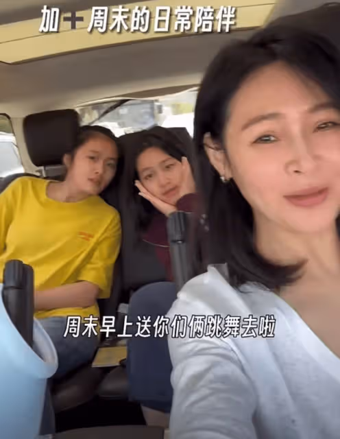 於明加送倆女兒去跳街舞，14歲長女五官像爸爸，幼女與媽媽似餅印