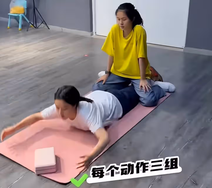 於明加送倆女兒去跳街舞，14歲長女五官像爸爸，幼女與媽媽似餅印