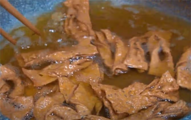 炸麻葉，先放油後放水，焦香酥脆的秘訣都在和面上，好吃到直掉渣