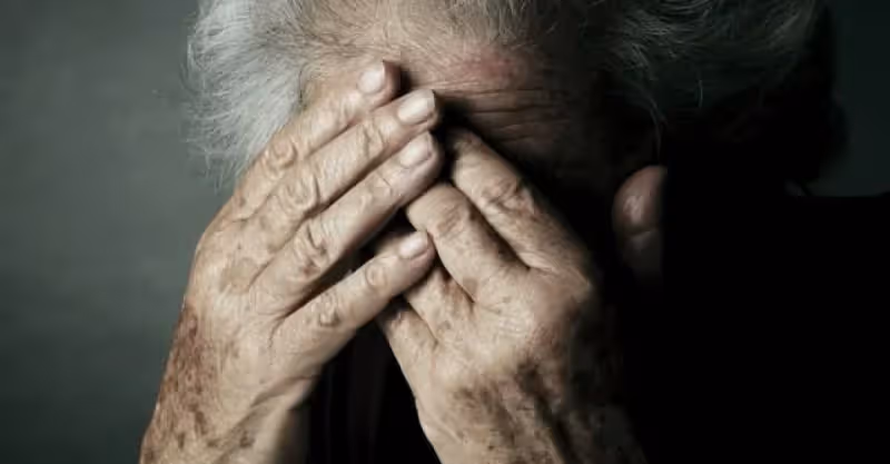 72歲大媽哭訴：再婚32年病了，親兒子不管後兒子不要，我該怎麼辦