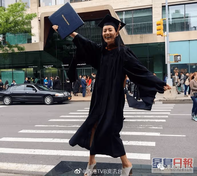 曬近照露慈母樣愛意滿瀉!陳法拉兩歲女外游已識自己執「行李」
