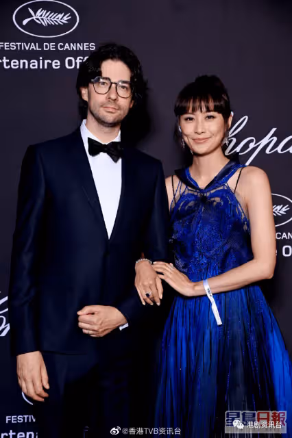 曬近照露慈母樣愛意滿瀉!陳法拉兩歲女外游已識自己執「行李」