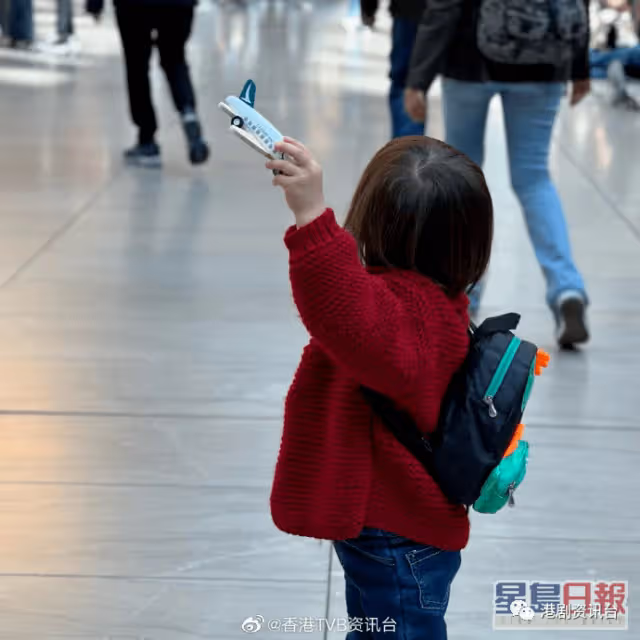曬近照露慈母樣愛意滿瀉!陳法拉兩歲女外游已識自己執「行李」