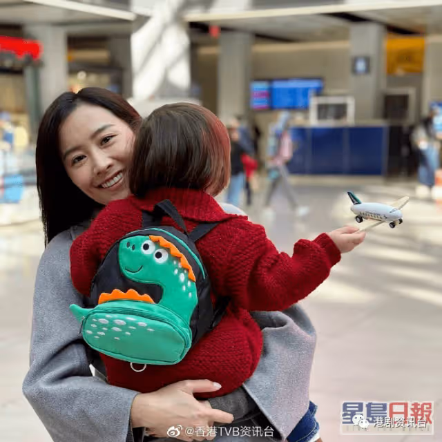 曬近照露慈母樣愛意滿瀉!陳法拉兩歲女外游已識自己執「行李」