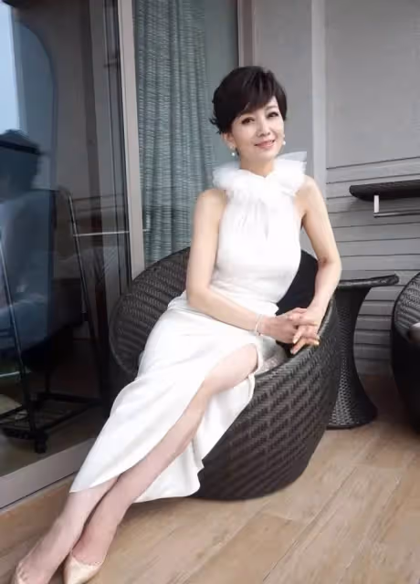 在酒店拍到趙雅芝，嘴角凹陷脖頸皺紋很深，網友：這才是真實的67歲