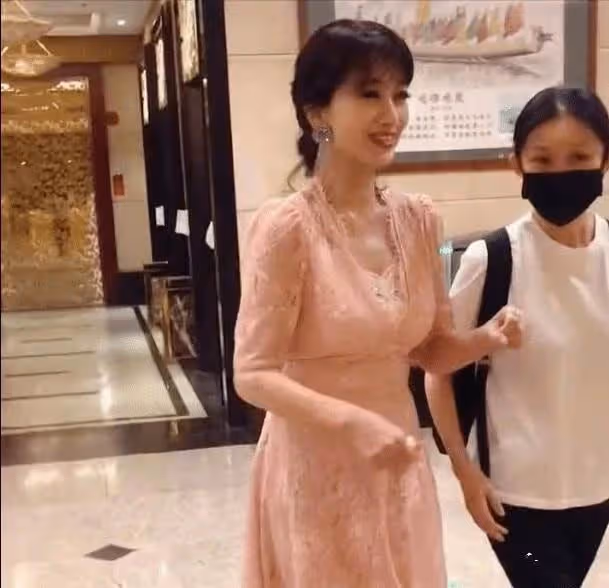 在酒店拍到趙雅芝，嘴角凹陷脖頸皺紋很深，網友：這才是真實的67歲