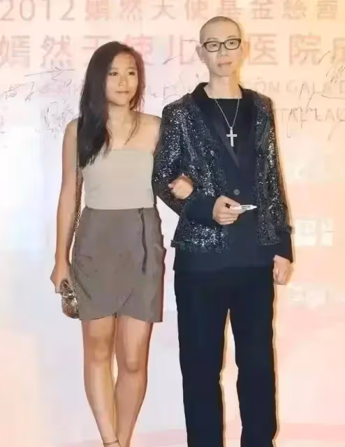 王菲女兒受刺激了?長發穿短裙變化大,不光沒女人味連個性也沒了