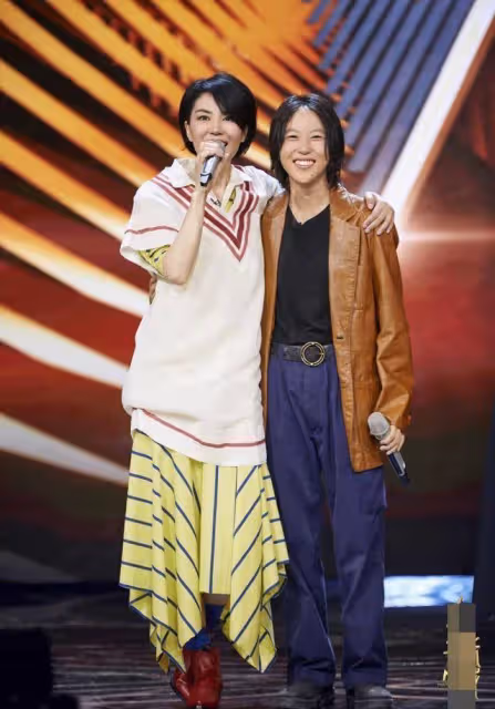 王菲女兒受刺激了?長發穿短裙變化大,不光沒女人味連個性也沒了
