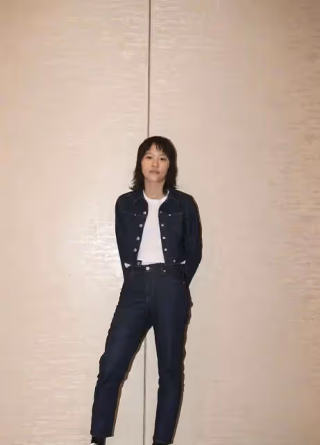 王菲女兒受刺激了?長發穿短裙變化大,不光沒女人味連個性也沒了
