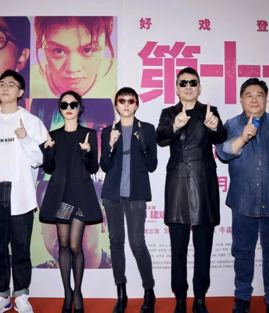 王菲女兒受刺激了?長發穿短裙變化大,不光沒女人味連個性也沒了