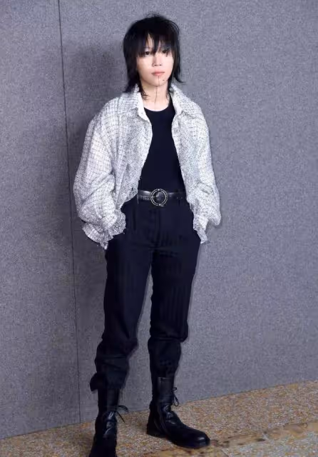 王菲女兒受刺激了?長發穿短裙變化大,不光沒女人味連個性也沒了