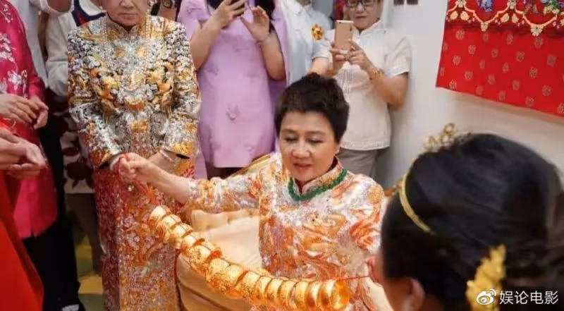 三太陳婉珍親自見證女兒婚禮,富貴逼人氣場強大,穿著大有講究