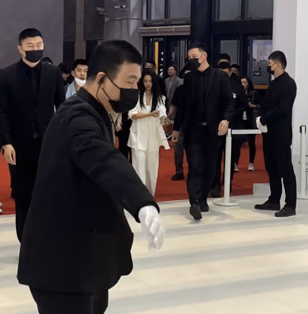 43歲湯唯現身上海車展,穿白色西裝氣質超然,引路人側目眼神仰慕