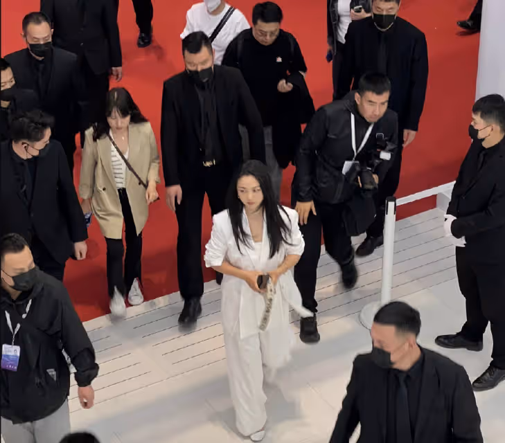 43歲湯唯現身上海車展,穿白色西裝氣質超然,引路人側目眼神仰慕