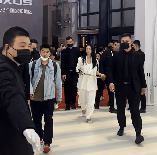 43歲湯唯現身上海車展,穿白色西裝氣質超然,引路人側目眼神仰慕