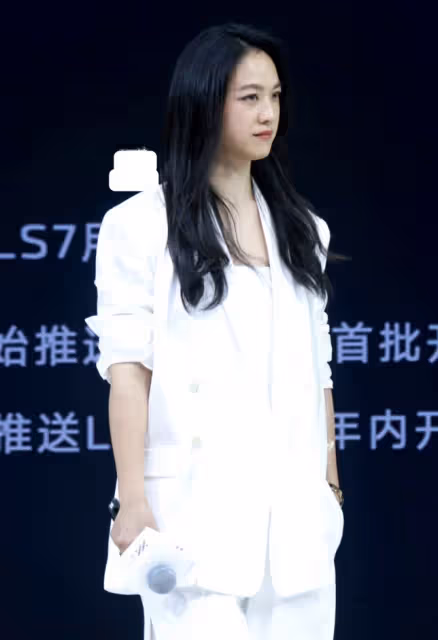 43歲湯唯現身上海車展,穿白色西裝氣質超然,引路人側目眼神仰慕