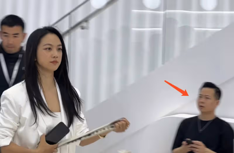 43歲湯唯現身上海車展,穿白色西裝氣質超然,引路人側目眼神仰慕