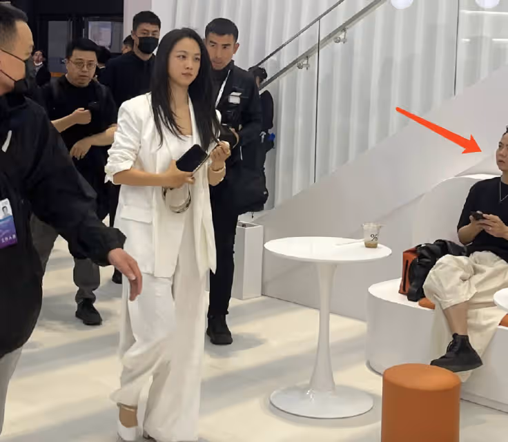 43歲湯唯現身上海車展,穿白色西裝氣質超然,引路人側目眼神仰慕