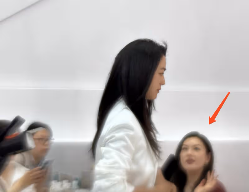 43歲湯唯現身上海車展,穿白色西裝氣質超然,引路人側目眼神仰慕