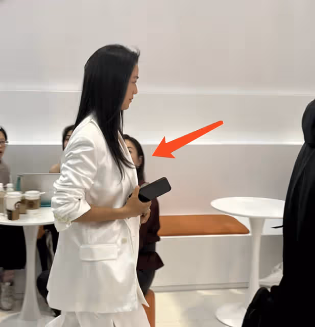 43歲湯唯現身上海車展,穿白色西裝氣質超然,引路人側目眼神仰慕