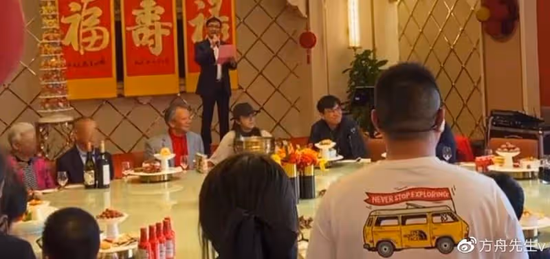 43歲湯唯現身上海車展,穿白色西裝氣質超然,引路人側目眼神仰慕