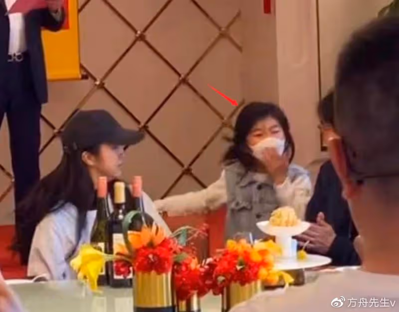 43歲湯唯現身上海車展,穿白色西裝氣質超然,引路人側目眼神仰慕