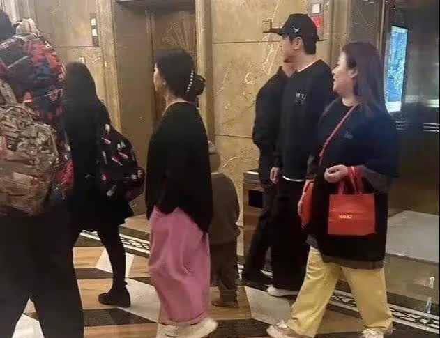 二字喜劇男星被曝多次出軌,專挑自己公司女星下手,瀕臨婚變邊緣