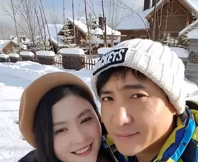 二字喜劇男星被曝多次出軌,專挑自己公司女星下手,瀕臨婚變邊緣