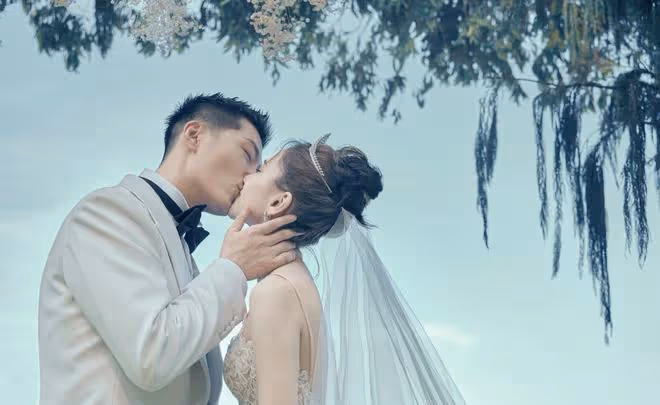 竇驍再曬婚紗照，何超蓮婚戒低調不炫富，親姐親弟到齊伴娘團曝光