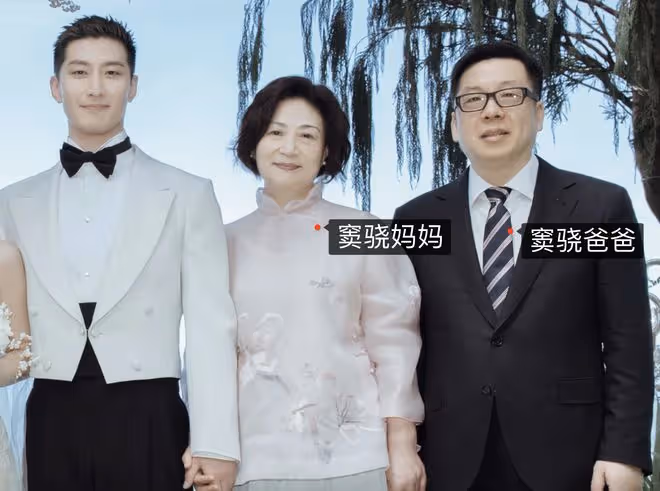 竇驍再曬婚紗照,何超蓮婚戒低調不炫富,親姐親弟到齊伴娘團曝光