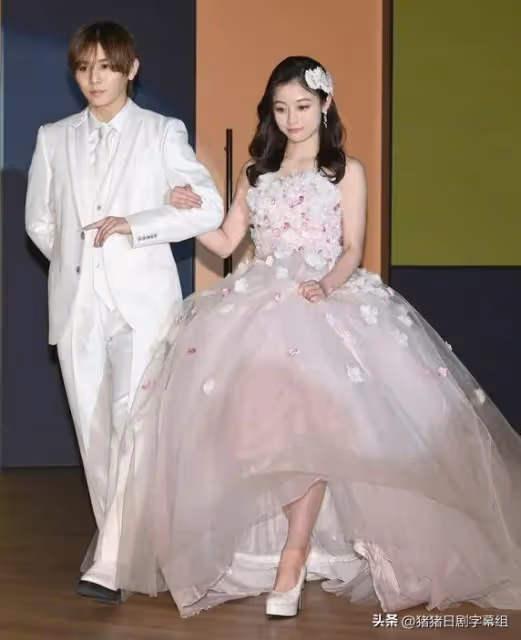 他們舉行了「結婚發布會」！