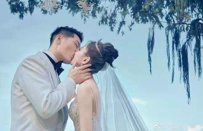 何超蓮婚禮高清圖：竇驍媽媽好有氣質，伴娘團一起捧鮮花合影