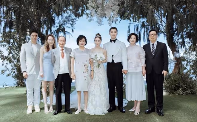 何超蓮婚禮高清圖：竇驍媽媽好有氣質，伴娘團一起捧鮮花合影