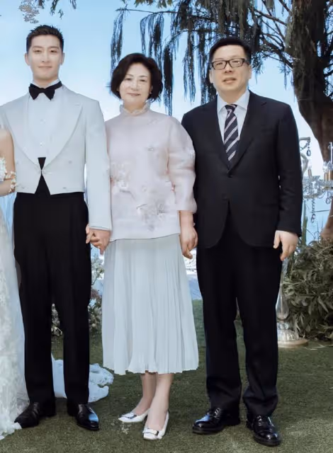 何超蓮婚禮高清圖:竇驍媽媽好有氣質,伴娘團一起捧鮮花合影