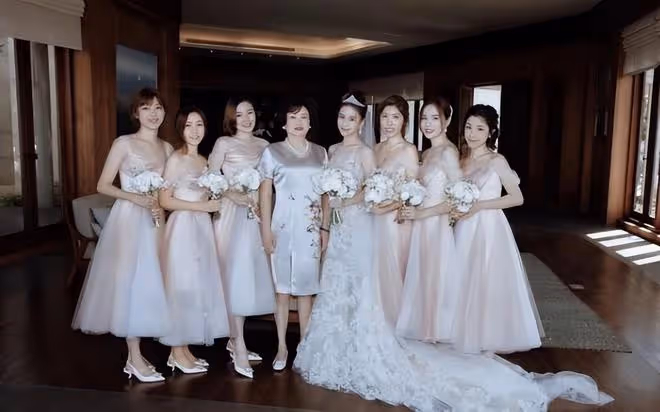 何超蓮婚禮高清圖:竇驍媽媽好有氣質,伴娘團一起捧鮮花合影