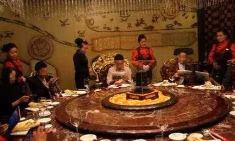 兒媳請公婆吃飯,公婆凈挑貴的點,服務員一句話,讓他們傻了眼!