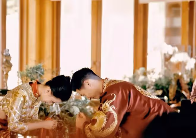 何超蓮竇驍曬婚禮照甜蜜告白彼此 穿中式禮服對拜