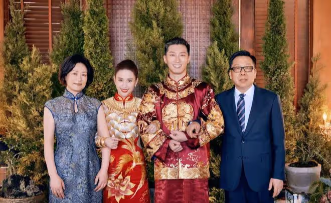 何超蓮竇驍曬婚禮照甜蜜告白彼此 穿中式禮服對拜