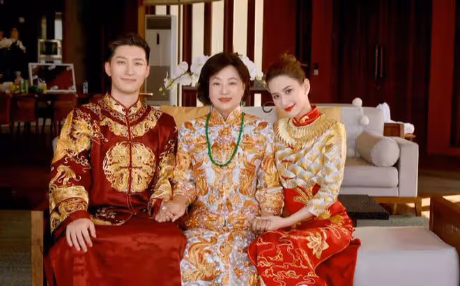 何超蓮竇驍曬婚禮照甜蜜告白彼此 穿中式禮服對拜