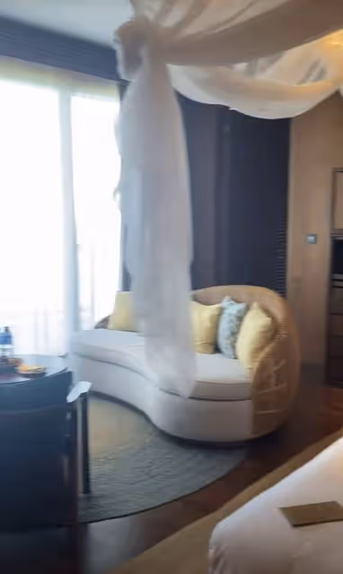 何超蓮曬婚禮vlog，透露竇驍包辦所有環節，現場放煙花驚喜連連