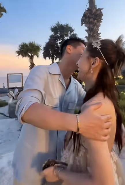 何超蓮曬婚禮vlog，透露竇驍包辦所有環節，現場放煙花驚喜連連