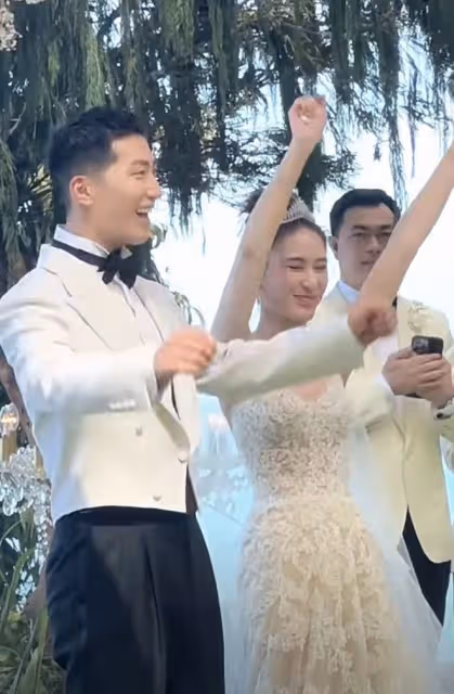 何超蓮曬婚禮vlog,透露竇驍包辦所有環節,現場放煙花驚喜連連