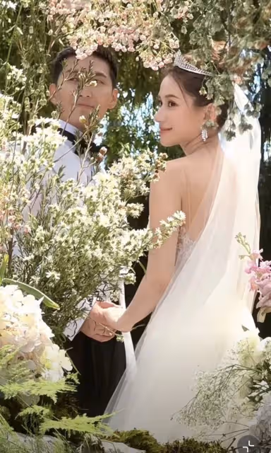 何超蓮曬婚禮vlog,透露竇驍包辦所有環節,現場放煙花驚喜連連