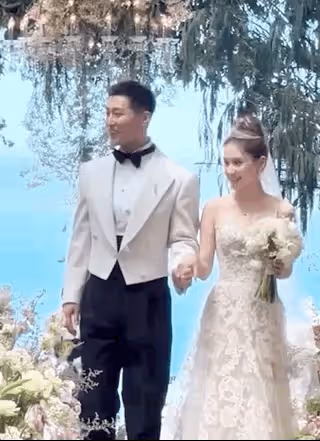 何超蓮曬婚禮vlog,透露竇驍包辦所有環節,現場放煙花驚喜連連