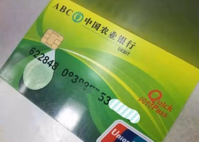 離婚五年了,前夫突然往我的卡里打一大筆錢,他的話讓我痛哭