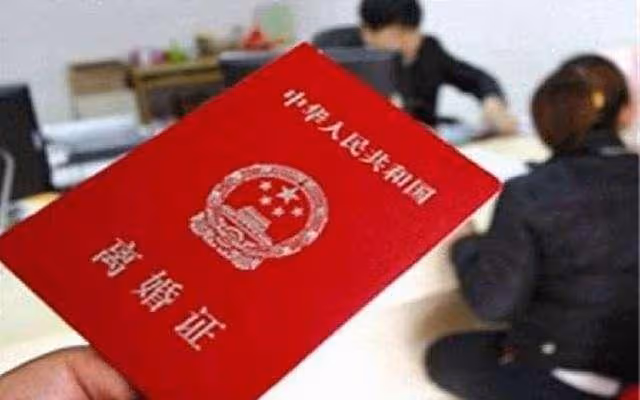 再婚當天,前夫送來一張銀行卡,他跟我提個要求,我好糾結