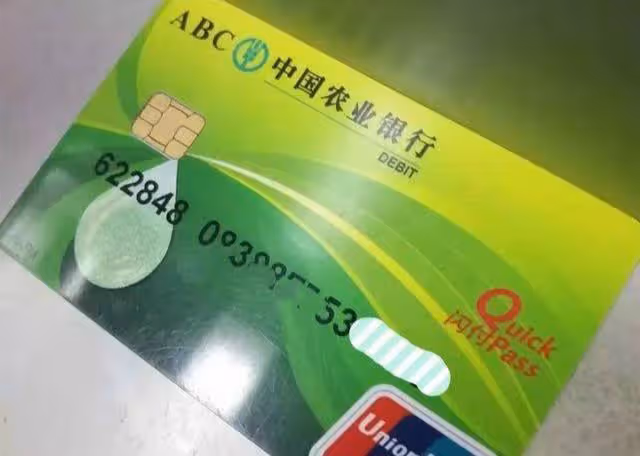 母親生病住院急需錢,老婆給我一張存摺,看到餘額我寒了心