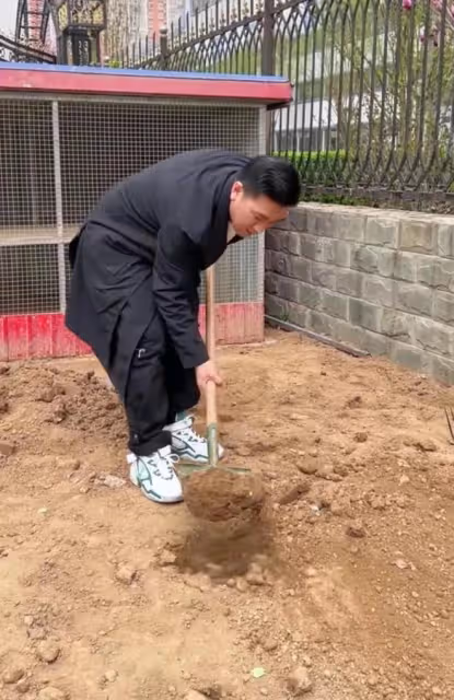明星楊子再次被網友嘲諷,表示陪媽媽干一天農活,腳上鞋賣了他